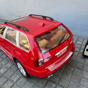 Dos autos a escala grandes, uno rojo y uno blanco, para niños - imagen 8