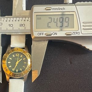 Reloj Guess de Dama Deportivo con Bisel Dorado y Correa Blanca - imagen 6