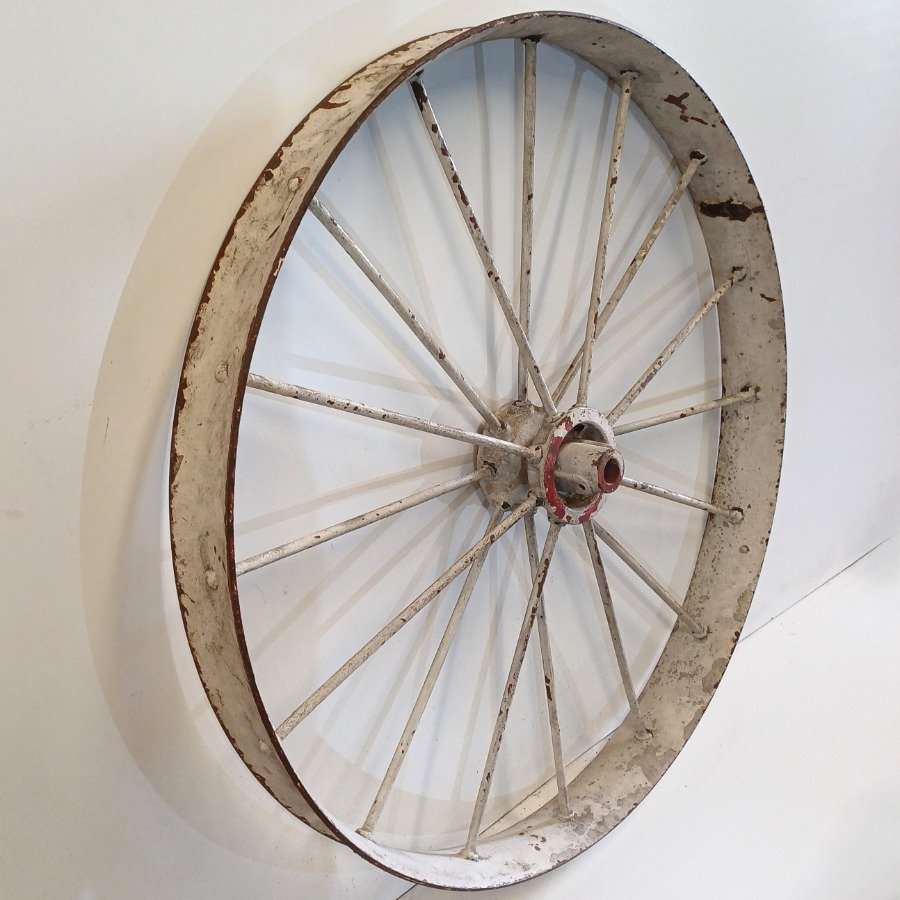 Rueda de carro antigua en hierro - imagen 4