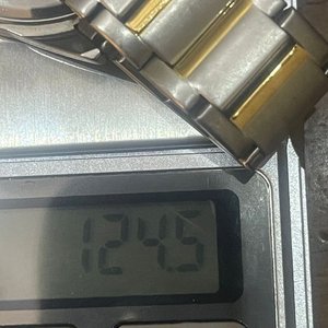 Reloj Armitron Elegante Esfera Azul Zafiro con Índices Brillantes y Detalles Dorados - imagen 6