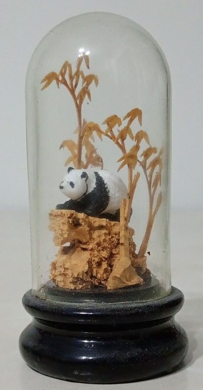 Diorama Vintage Chino en Corcho: Panda y Bambú bajo Cúpula - imagen 1