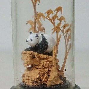 Lote siguiente: Diorama Vintage Chino en Corcho: Panda y Bambú bajo Cúpula