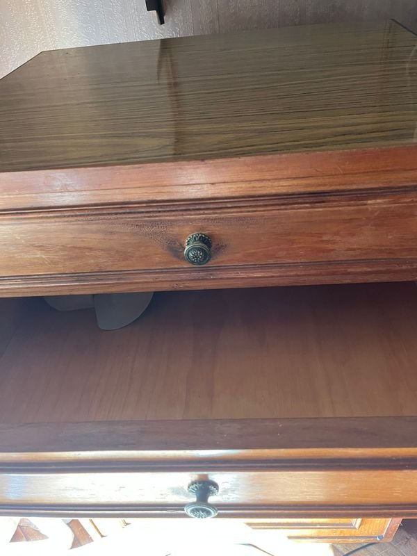 Mueble cajonera de madera con cajones y estantes - imagen 3