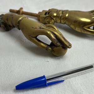 Llamadores de Puerta Antiguos en Bronce con Forma de Mano - imagen 2