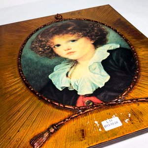 Cuadro de Niña con Marco Dorado sobre Madera - imagen 3