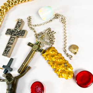 Lote de Bijouterie Variada: Cruces, Medallas y Dijes Religiosos - imagen 4
