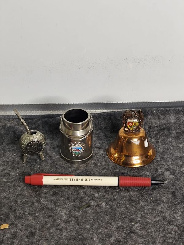 Lote de 3 Piezas Decorativas: Tarro Lechero Metálico, Bombilla y Campana de Cobre