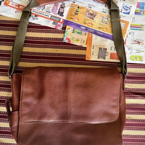 Bolso Bandolera de Cuero Marrón con Correa Ajustable - imagen 3