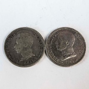 Lote siguiente: Dos Monedas de Plata Españolas: 50 Céntimos de 1904 y 1910, Alfonso XIII