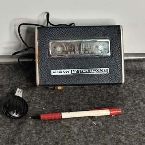 Grabadora de cinta Sanyo MC-1 antigua con micrófono y rollo - imagen 1