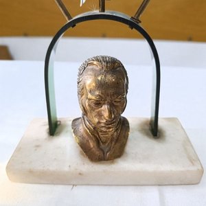 Set de Escritorio Antiguo: Busto Artigas, Candelabro, Porta Lápices y Pluma - imagen 2
