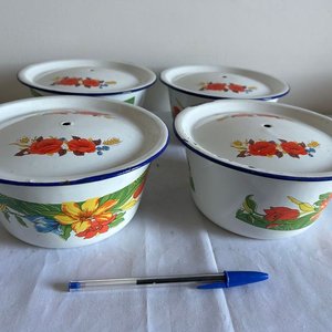 Set de 4 Cuencos Esmaltados Blancos con Tapa y Flores - imagen 4