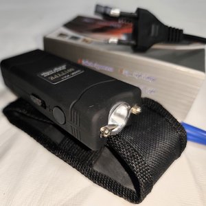 Picana Eléctrica de Autodefensa Recargable con Linterna - imagen 2