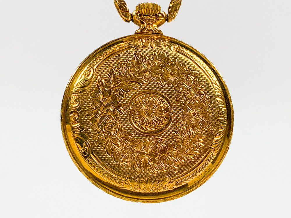 Reloj dorado con esfera y números en metal - imagen 5