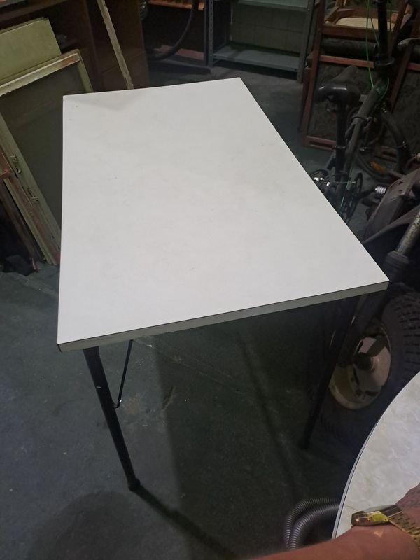 MESA DE CARMICA CON PATAS DE CAÑO EN EXELENTES CONDICIONES - imagen 2