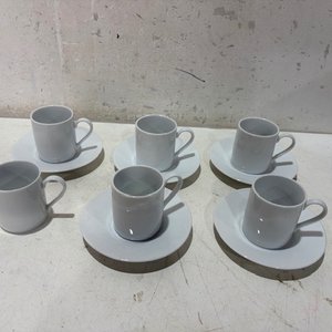 Lote siguiente: Juego de 6 Tazas de Café con Platitos Blancos