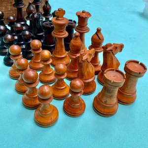 Espectacular juego de ajedrez antiguo con sus piezas realizadas en madera laqueada. Completo con sus 32 piezas. - imagen 3