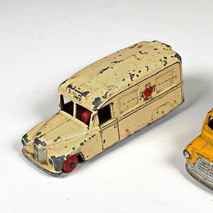 Dos autos de metal Dinky Toys ingleses: Ambulancia y Furgón Kodak - imagen 2
