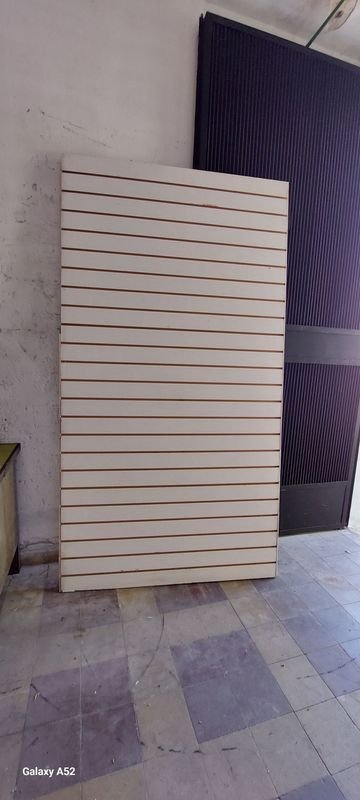 Lote siguiente: Panel de madera con características únicas
