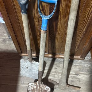 Lote anterior: Picos y Palas de Metal con Mangos de Madera