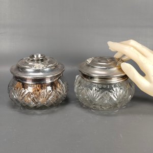 Juego de Tocador Antiguo 5 Piezas Plateadas y Cristal Tallado - imagen 7