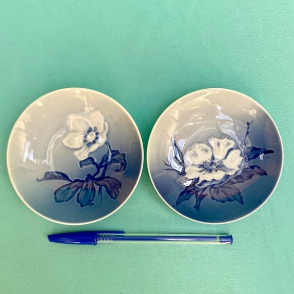 Par de platitos en porcelana sellada Royal Copenhagen - Dinamarca. Numerados. Periodo Art Nouveau. Diametro: 10 cm. - imagen 1