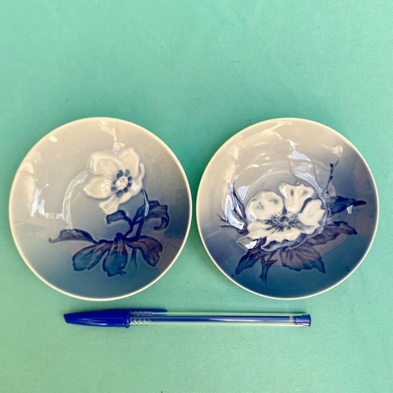 Par de platitos en porcelana sellada Royal Copenhagen - Dinamarca. Numerados. Periodo Art Nouveau. Diametro: 10 cm.