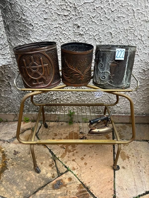 Juego de 2 Porta Macetas de Cobre y Mesa Auxiliar Metálica