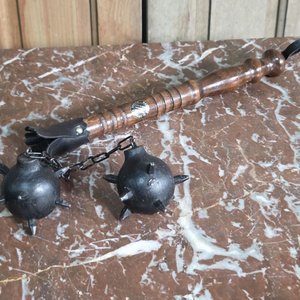 Lote siguiente: Réplica de Maza Medieval con Doble Bola de Metal y Madera