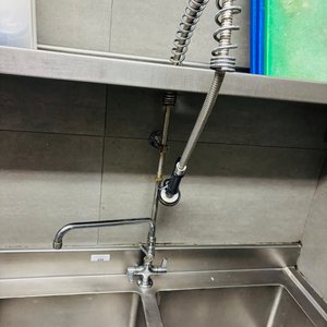 Mesada de Acero Inoxidable con Doble Bacha, Grifería Profesional y Estante Escurridor - imagen 5