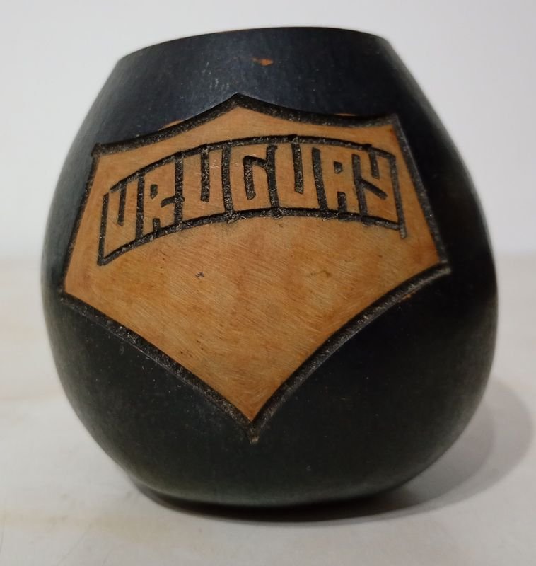 Mate de calabaza tallado con 'URUGUAY' - imagen 3