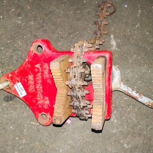Lote siguiente: Morsa de Caño Roja Marca "Super-Maza"