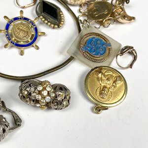 Lote de 57 Piezas de Bisutería: Cadenas, Caravanas, Prendedores y Colgantes - imagen 5