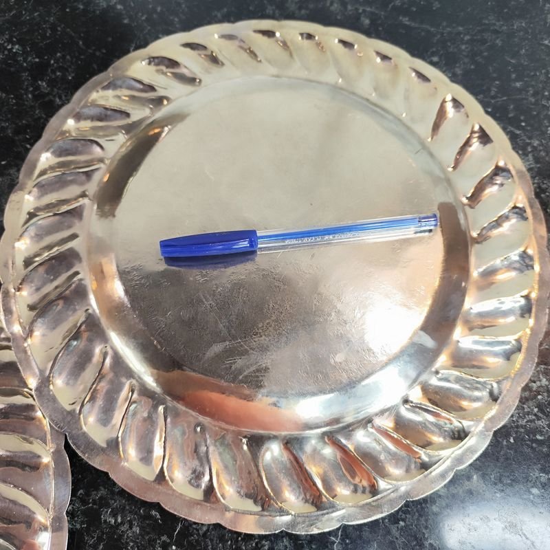 Gran lote de bandejas y fuentes metálicas con diseños únicos - imagen 8