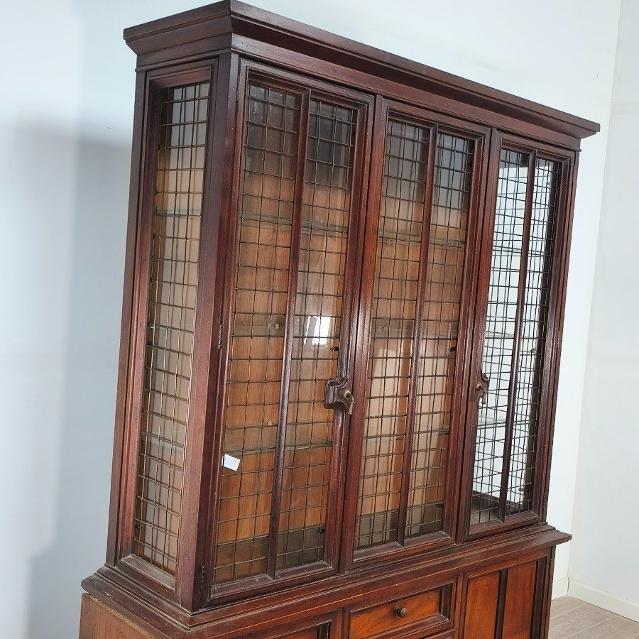 Muebles de Madera con Puertas de Vidrio y Estructura de Madera - imagen 5