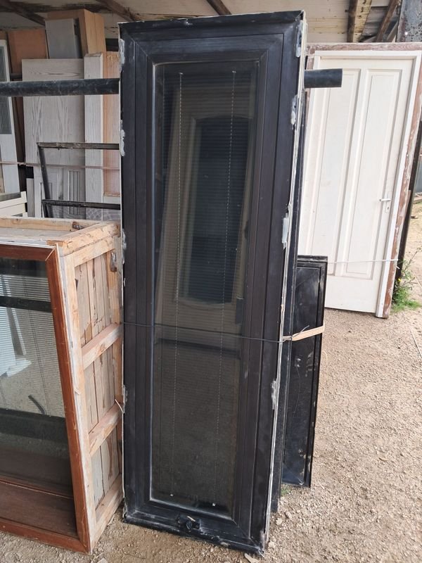Ventana DVH Aluminio Negro Abatible Inferior 53x169x6cm con Persianas Internas