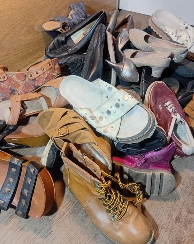 Colección de zapatos de hombre y mujer en buen estado - imagen 5