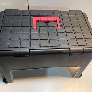 Banqueta Plástica Negra con Compartimento Organizador y Detalles Rosas - imagen 8