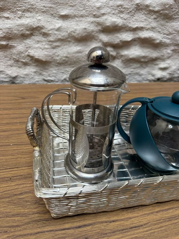 Lote de tetera, cafetera y bandeja metalica en excelente condición - imagen 2