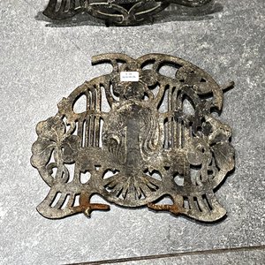 Dos Salvamanteles de Zinc Labrados con Figura de Dama - Antigüedad - imagen 4