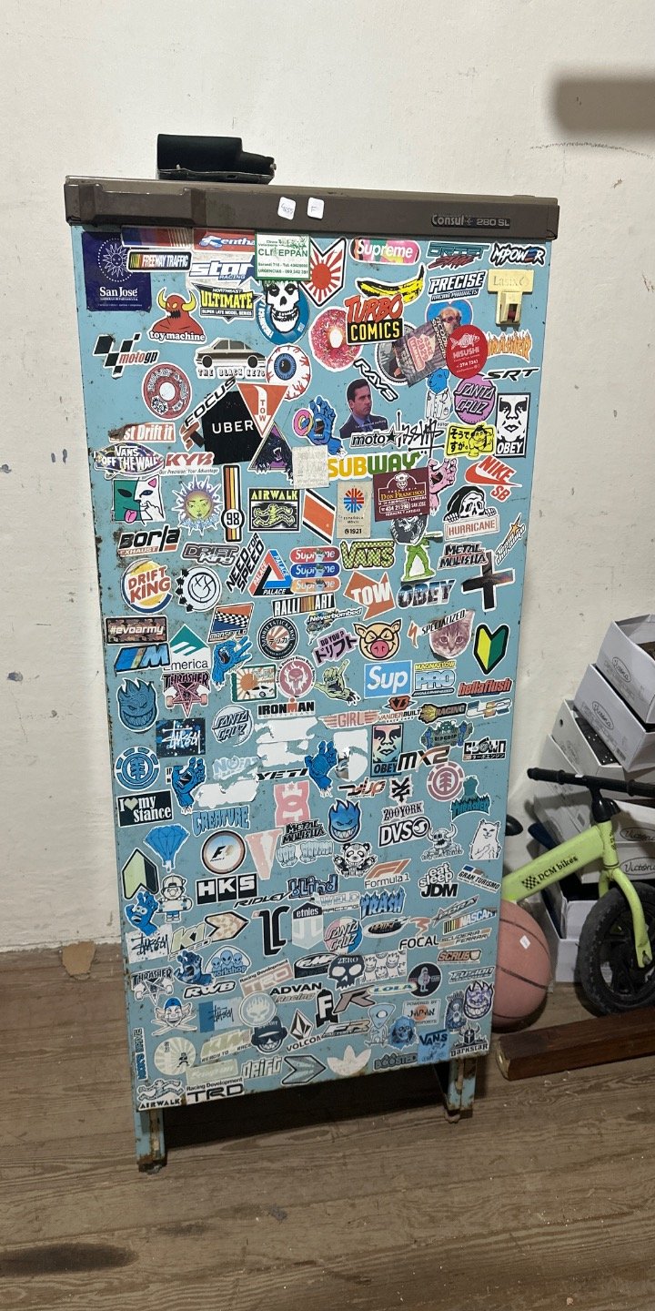 Lote siguiente: Refrigerador azul usado con pegatinas