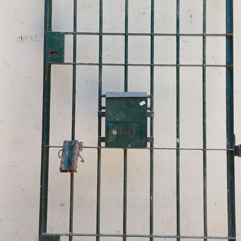 Puerta reja en varilla 16mm, doble cerradura con llave y buzón - imagen 8