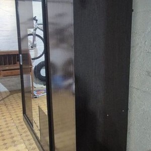 Ropero de Madera Oscura con Tres Puertas Corredizas y Espejo Central - imagen 11