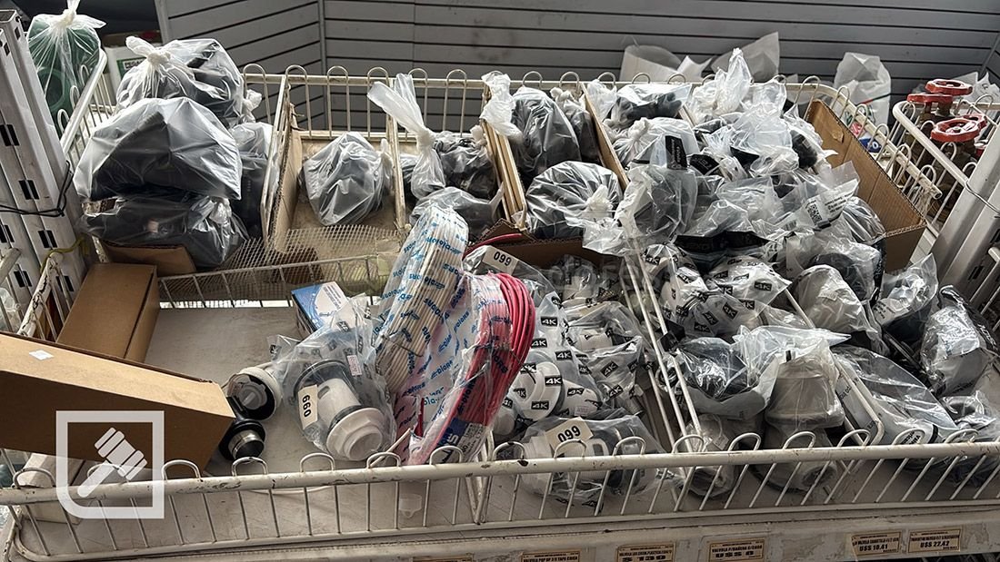 Lote de Repuestos y Accesorios Varios para Plomería y Electricidad
