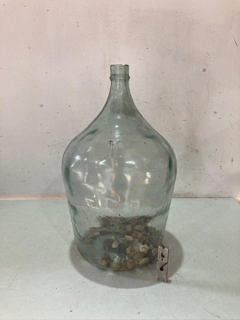 Lote siguiente: Damajuana de vidrio de 10 litros