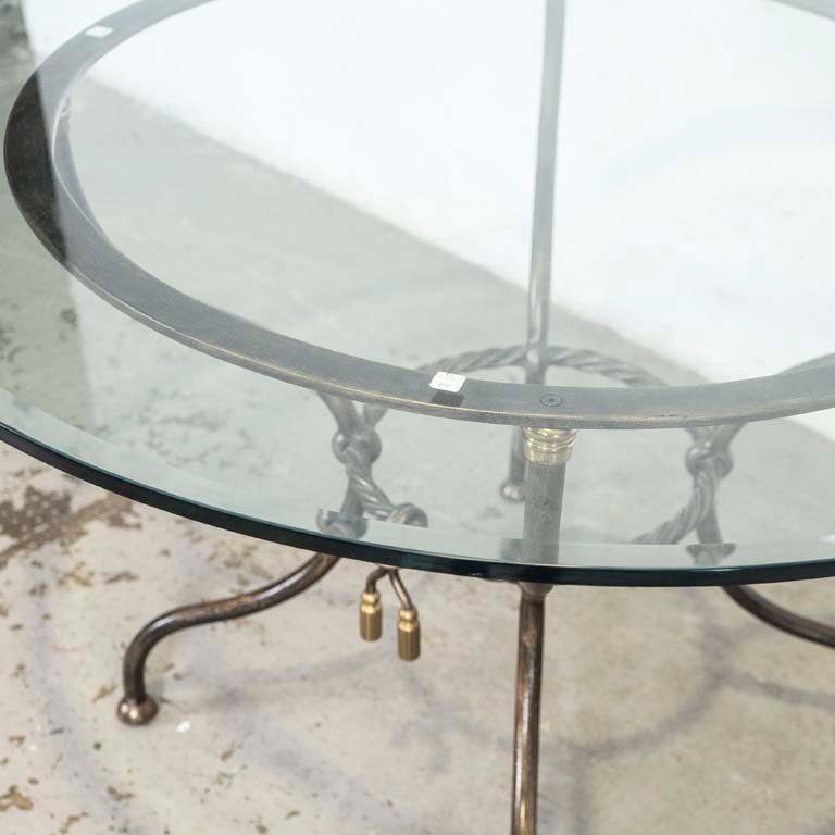 Mesa de comedor circular con base de hierro y tapa de cristal - imagen 3