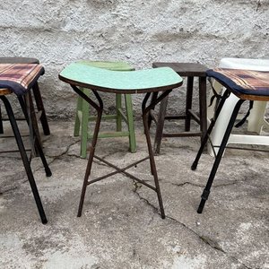 Lote de 6 Banquitos: Plástico Blanco, Madera y Tapizados - imagen 6