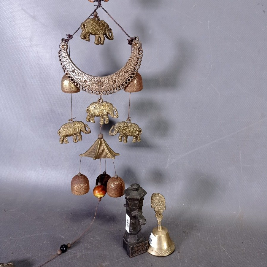 Lote siguiente: Colección de objetos decorativos con diseño azteca