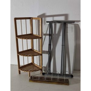 Lote siguiente: Estante Esquinero de Madera, Mesita Plegable y Perchero