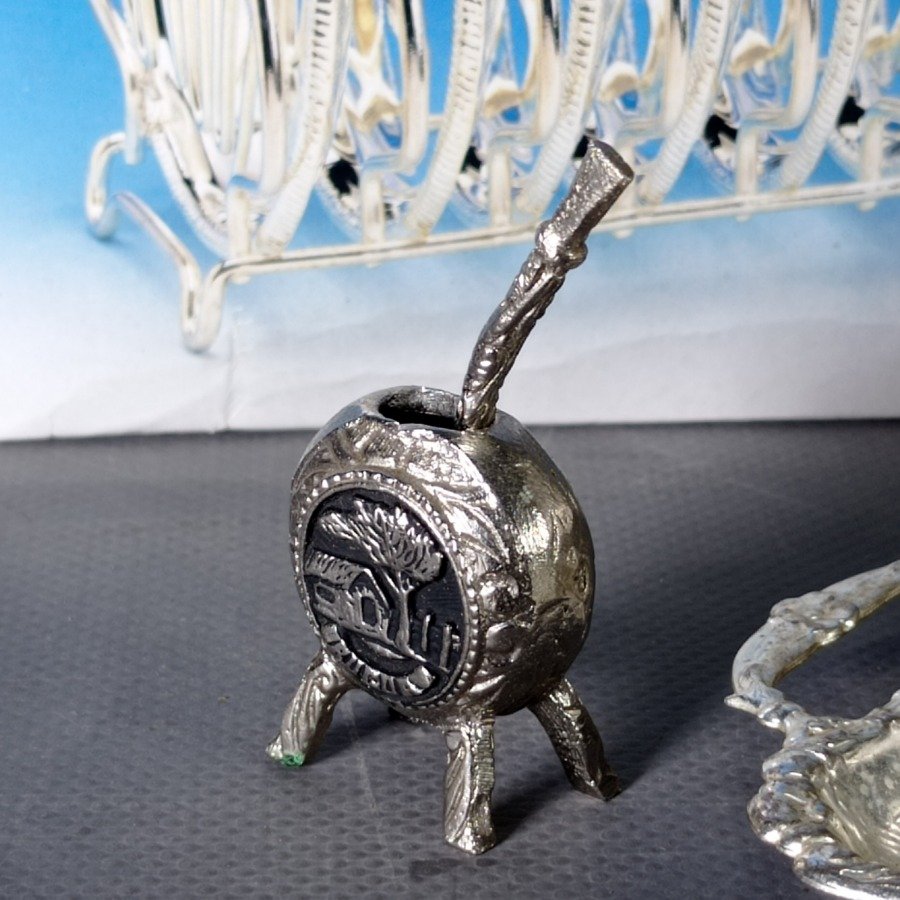 Conjunto de platos de metal con soporte y decoraciones - imagen 5